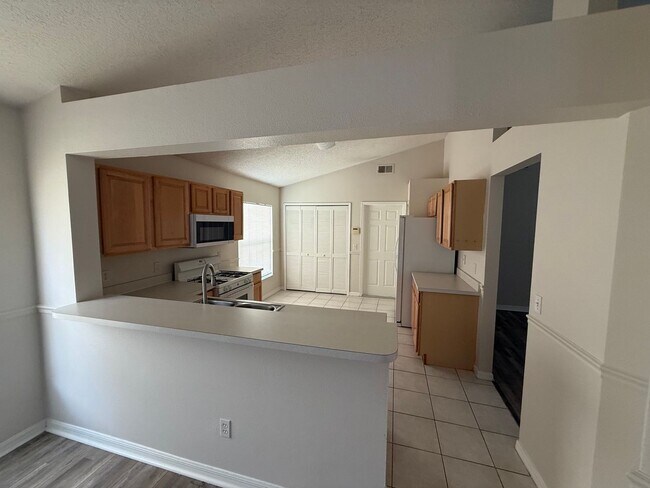 Building Photo - 12464 Castlemain Trail