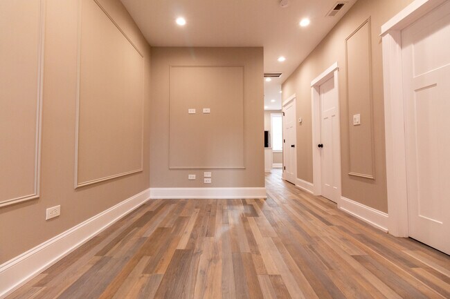 Building Photo - 3757 W Addison St