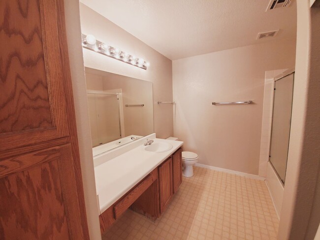 Building Photo - CUTE GATED 2BD/2BA CONDO IN LAS VEGAS!