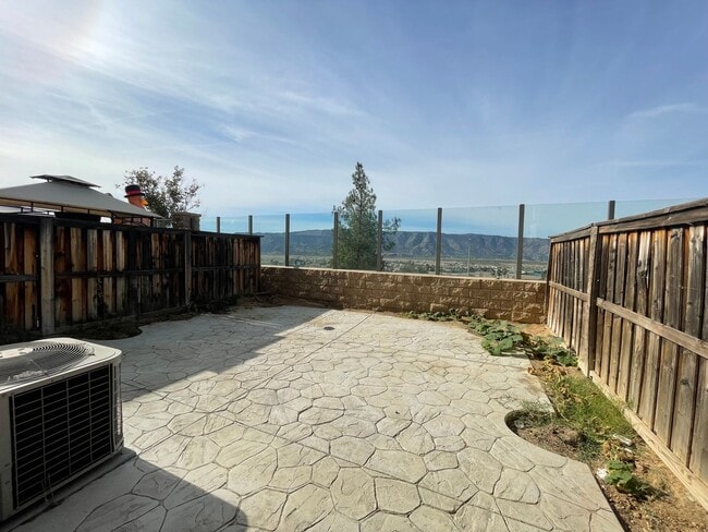 Building Photo - Three Bedroom Two Bathroom Condo in Lake E...