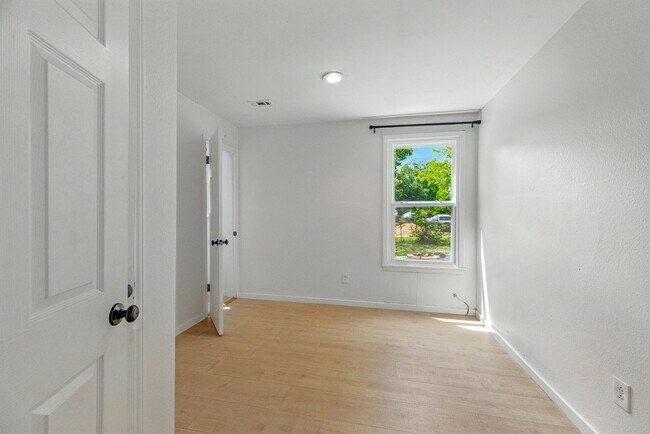 Building Photo - Remodeled 3 Bed/2 Bath Home with Bonus Upper Room Near Booming 9 Mile Rd Hub