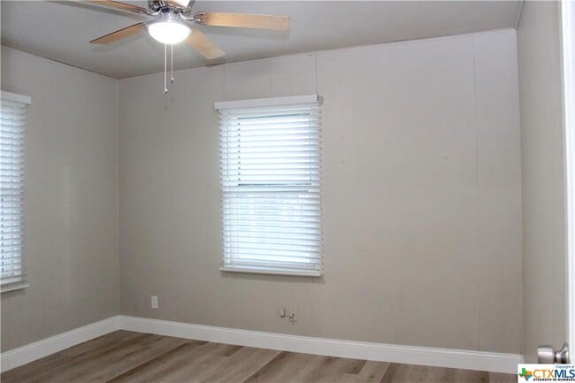 Building Photo - 1409 E Mistletoe Ave
