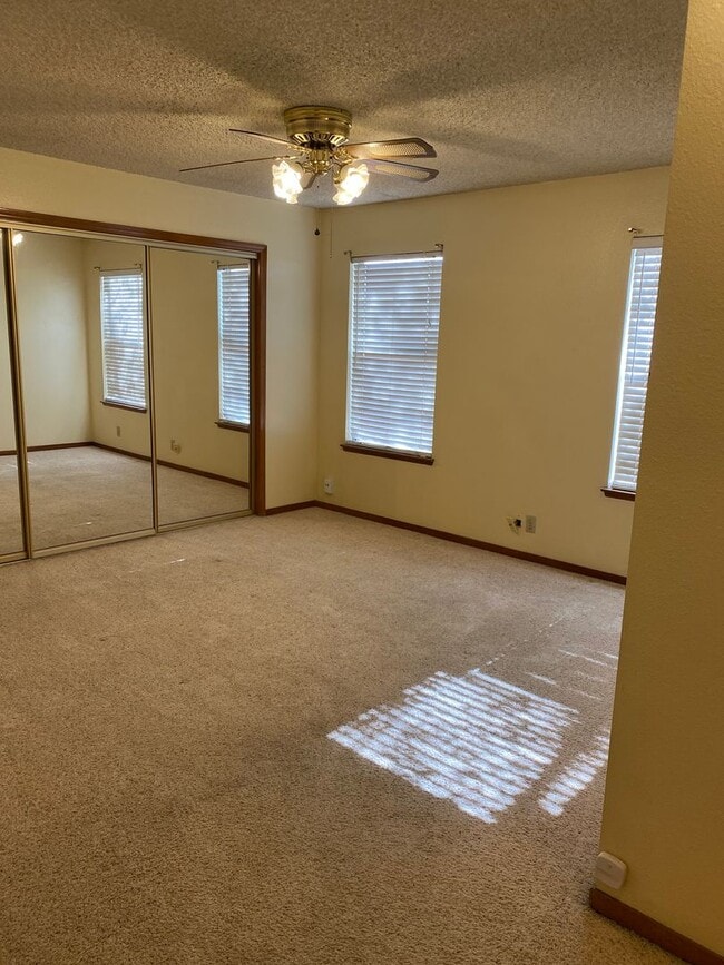 Building Photo - Beat the heat in North Hanford, Central air, and pool!