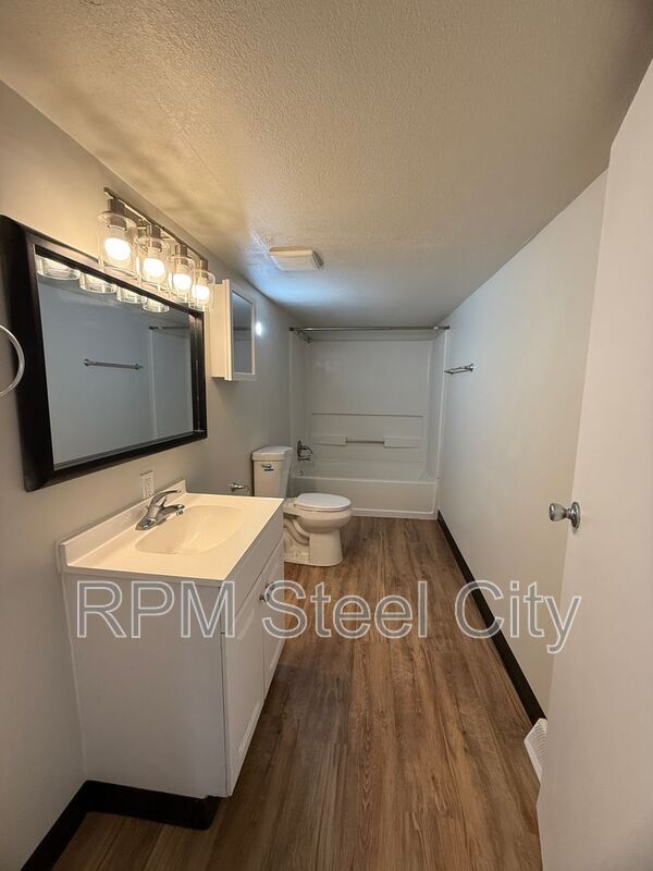 Building Photo - 927 E 1st St