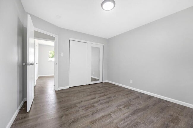 Building Photo - 906 Chula Dr