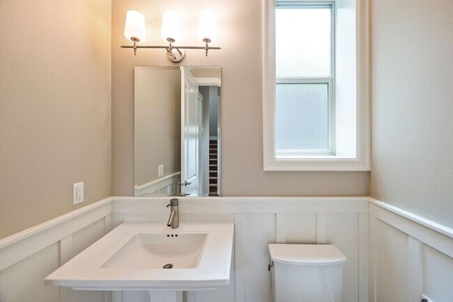 Building Photo - 307 NW Meridian Ridge Ct