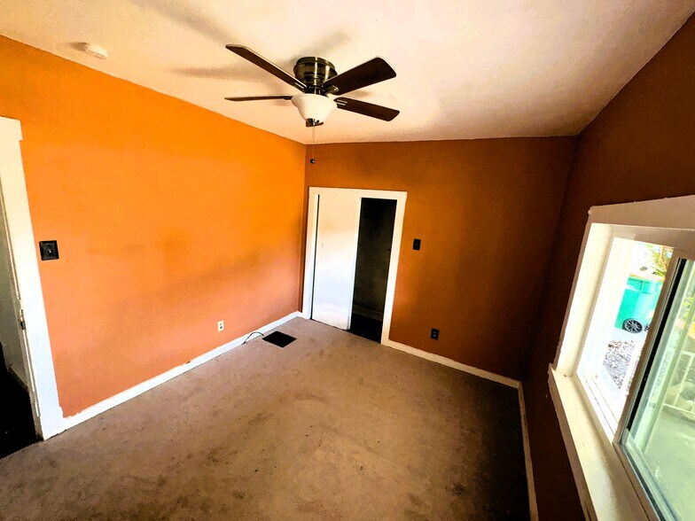 Building Photo - 909 Perry Hwy