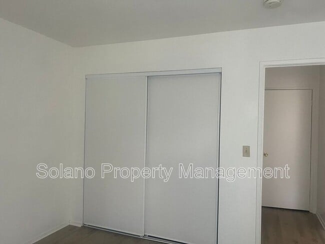 Building Photo - 1104 School St