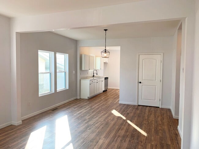 Building Photo - Beautifully Renovated and Move in Ready!