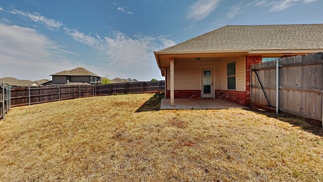 Building Photo - Beautiful 4 Bedroom 2 Bathroom Home in Pie...