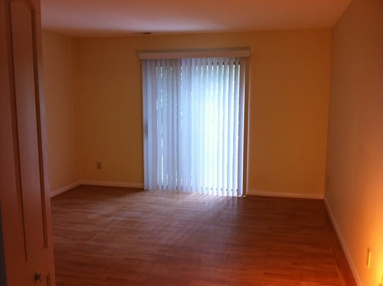 Master bedroom. - 299 Summerwalk Circle