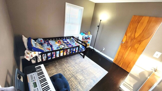 Building Photo - Clean 4 Bedroom Ready For Rent