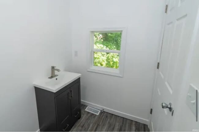 Building Photo - 2517 Kenwood Ave