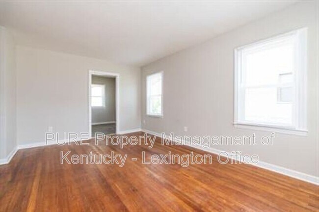 Building Photo - 817 Marcellus Dr
