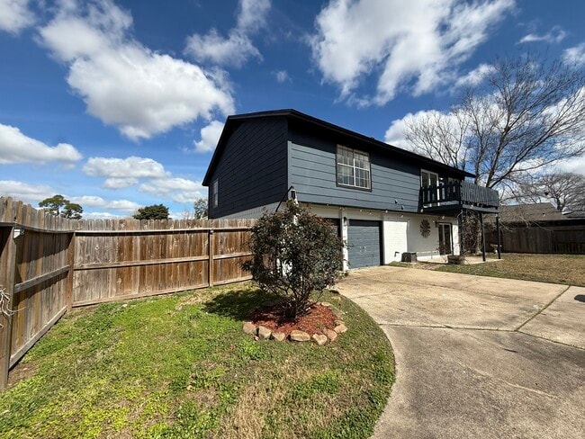 Building Photo - 402 Tresvant Dr