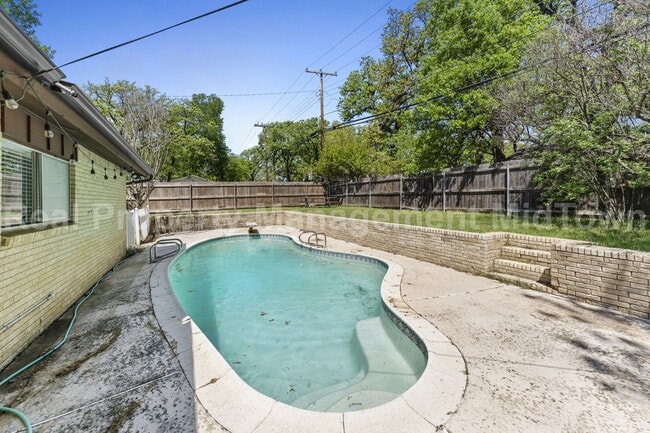 Building Photo - 2827 Blackwood Dr