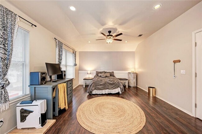 Building Photo - 1813 White Oak Loop