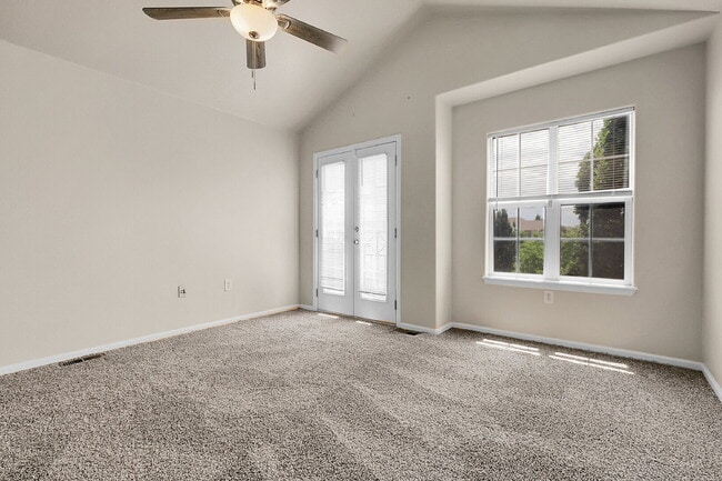 Building Photo - $2,595- 3 Bed, 3 Bath Updated Townhouse wi...