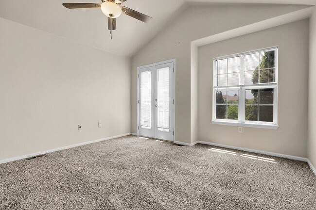 Building Photo - $2,695- 3 Bed, 3 Bath Updated Townhouse wi...