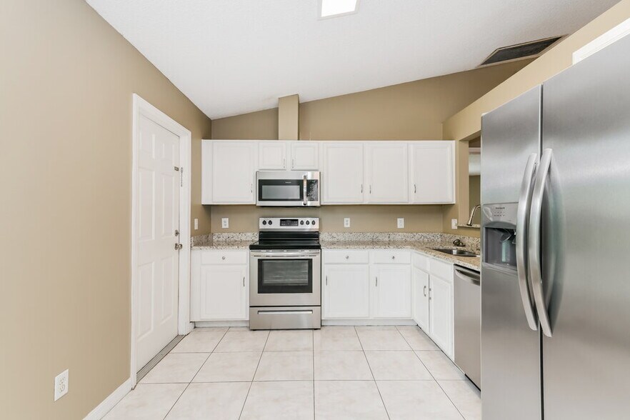 Building Photo - 547 Brentford Ct