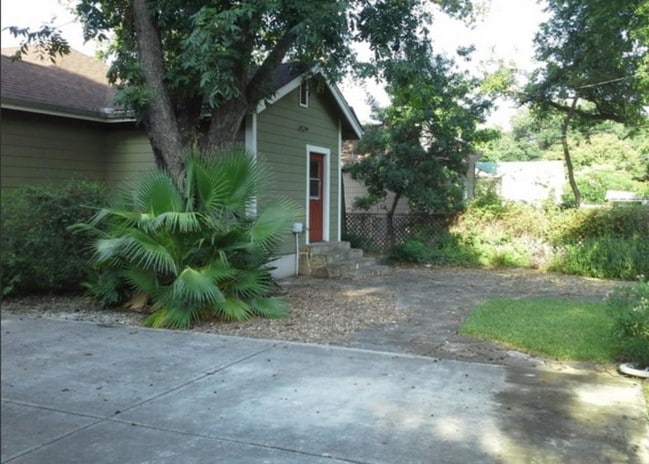 Building Photo - 323 Furr Dr