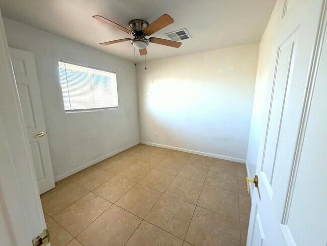 Building Photo - 15841 N Sunny Ln