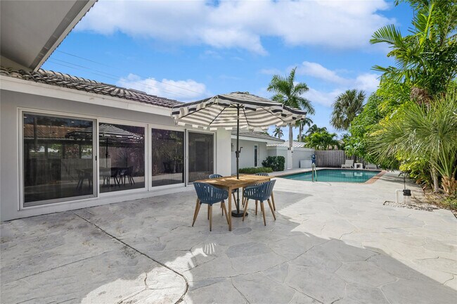 Building Photo - 2657 NE 26th St