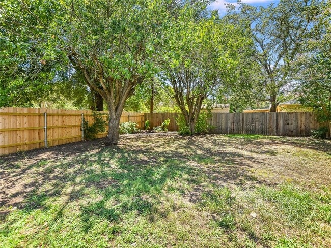 Building Photo - 4301 Balcones Woods Dr