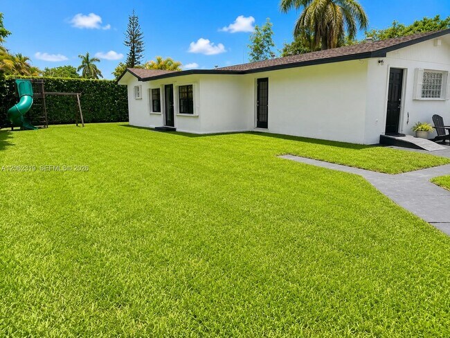Building Photo - 4611 SW 82nd Ct