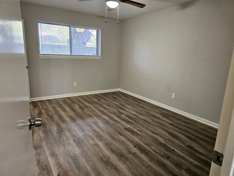master bedroom - 9806 Thrush St