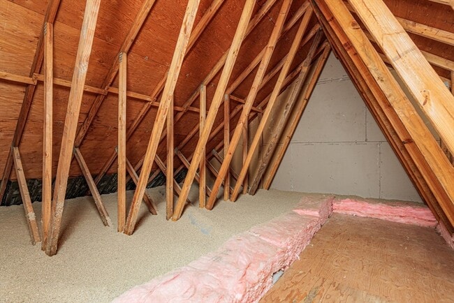 Building Photo - 13 Iris Way