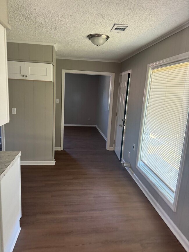Building Photo - 815 Alida Ave