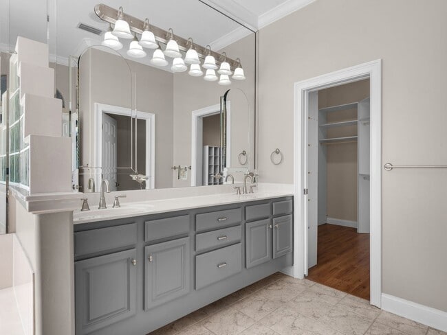 Building Photo - Gorgeous 3B/2.5B Home in Emerald Lakes Gat...