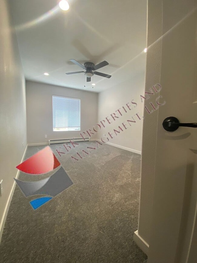 Building Photo - MDL-909 Douglas