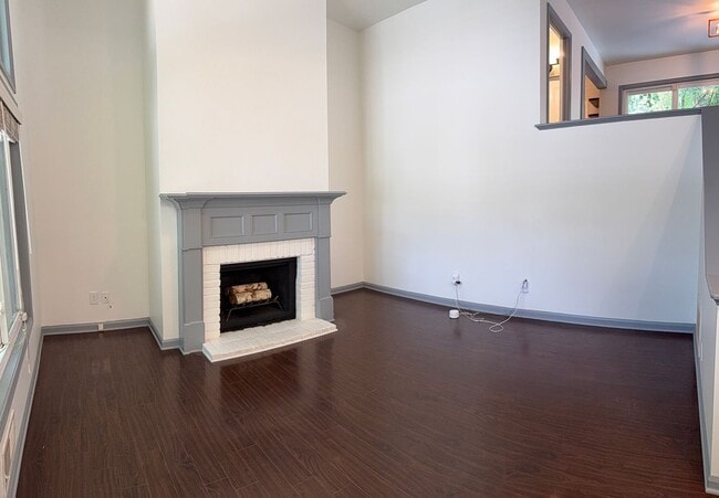 Building Photo - Centrally Located 2 BED/1.5 BATH TOWNHOME ...
