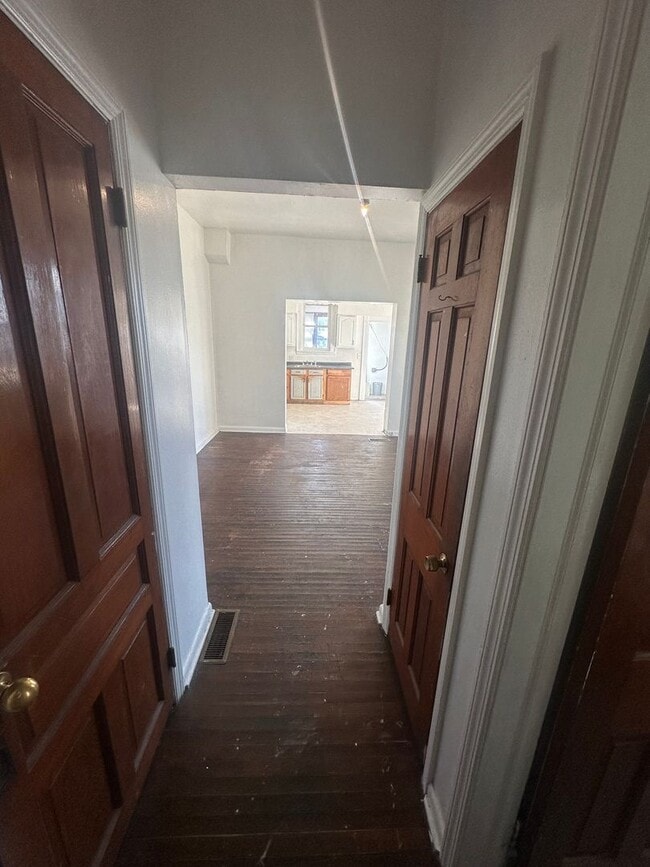 Building Photo - 650 W King St