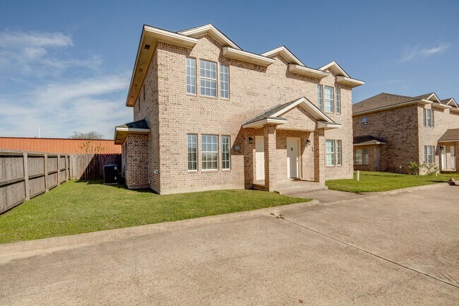 Building Photo - IMMEDIATE MOVE IN!!!  3 bedroom 3 Bathroom Duplex Next Door to Blinn!
