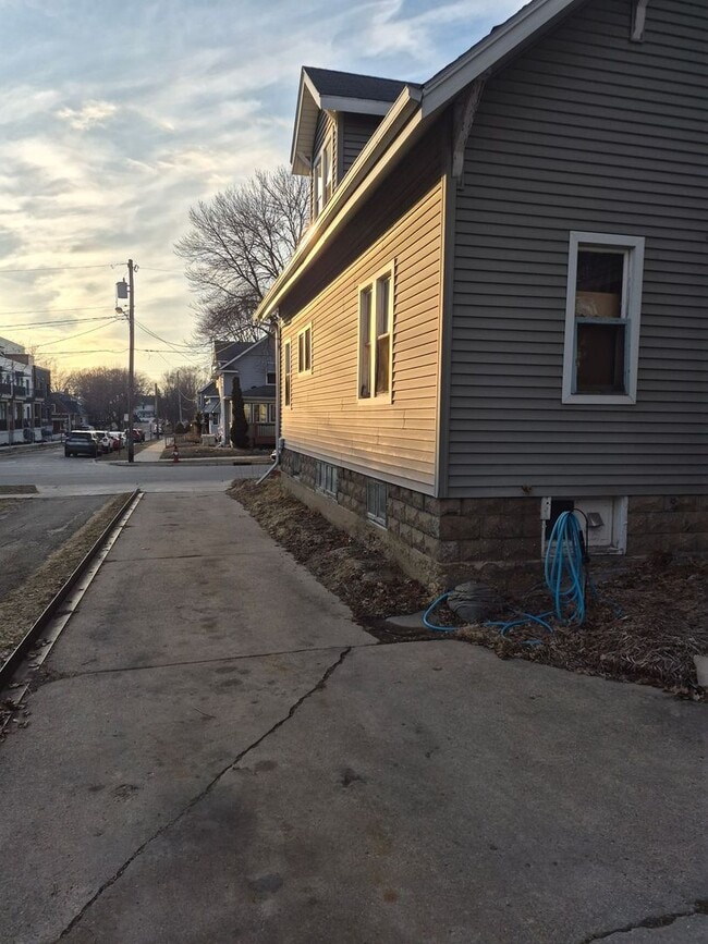 Building Photo - 4BR Home Near Olbrich Gardens & Garver Feed Mill