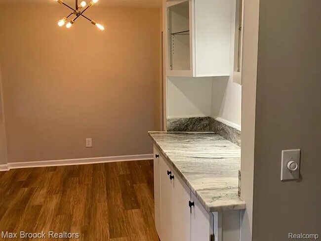 Building Photo - 42556 Plymouth Hollow Dr