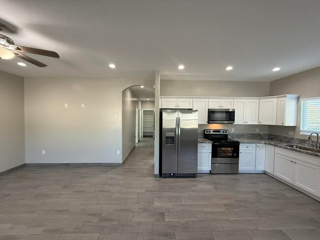 Building Photo - 803 N Van Alstine St