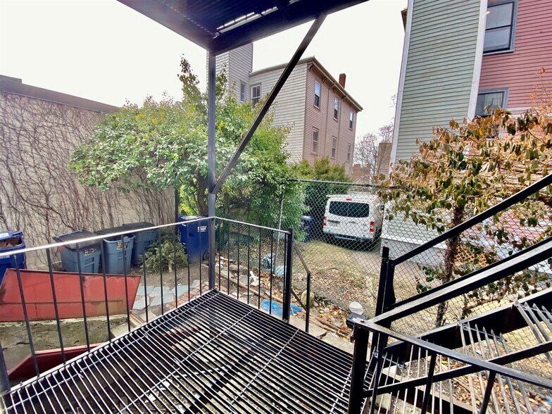 Building Photo - 23 Elmer St