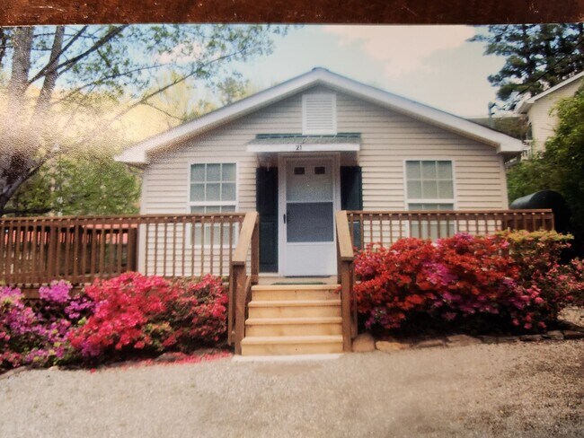 Building Photo - Location, Location, Location!! $1350 a month, available now for year-long lease