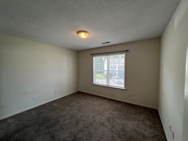 Building Photo - Updated Holten Place, top floor, two bedro...