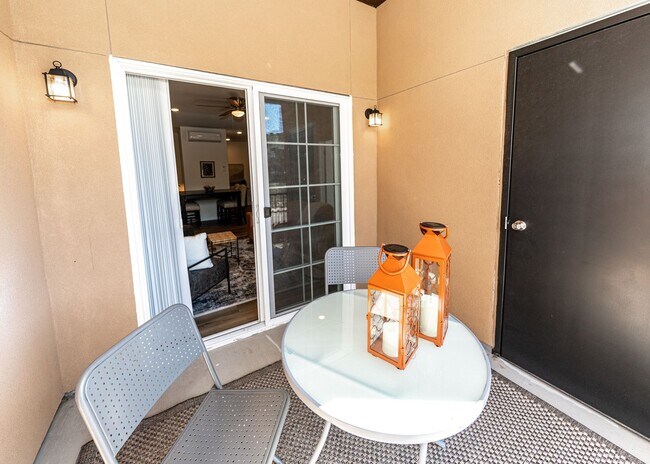 Building Photo - Westside 1 bed, 1 bath Luxury Apartment near Garden of the Gods