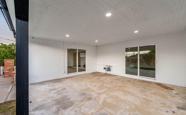 Building Photo - 5818 N 22nd Dr