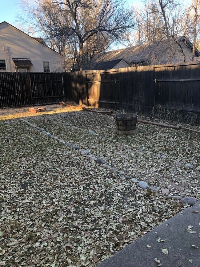 Building Photo - Charming 2br 1.5ba Two Level Condo in District 12 with Fenced Yard