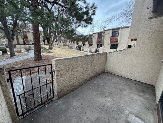 Building Photo - Move-In Ready 2 Bed Townhome | New Carpet | 2 Parking Spaces