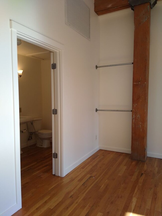 Building Photo - Loft Living At It's Finest In LODO!