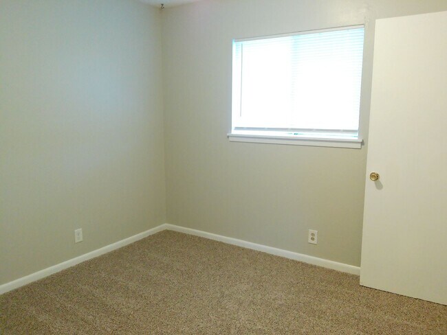 Building Photo - 1710 Sun Beam - 3/Bed 2/Bath - $1850/month