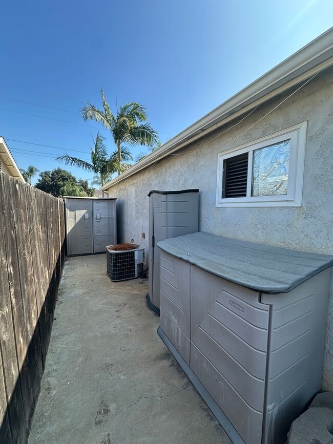 Building Photo - Beautifully landscaped 3BR/2BA house in La...